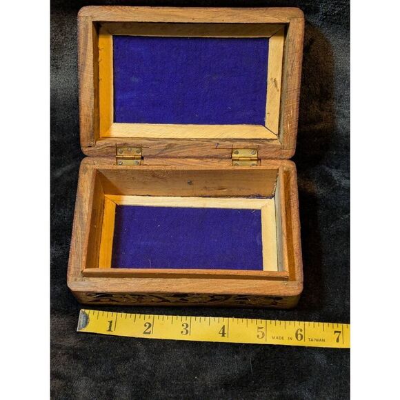 Hand carved trinket box with MOP inlay. 6x4 in excellent condition - Picture 2 of 8